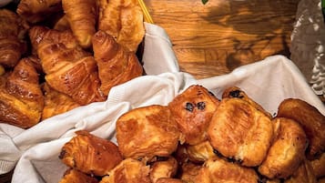 Desayuno buffet (GBP 12.50 por persona)