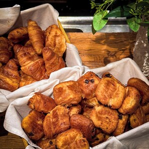 Desayuno buffet (GBP 12.50 por persona) 