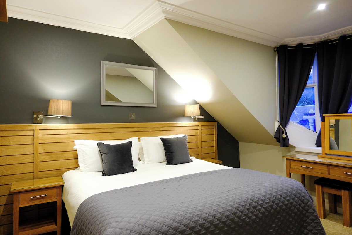 Familiekamer, 2 slaapkamers, niet-roken, uitzicht op rivier | 1 slaapkamer, hypoallergeen beddengoed, een bureau, een laptopwerkplek