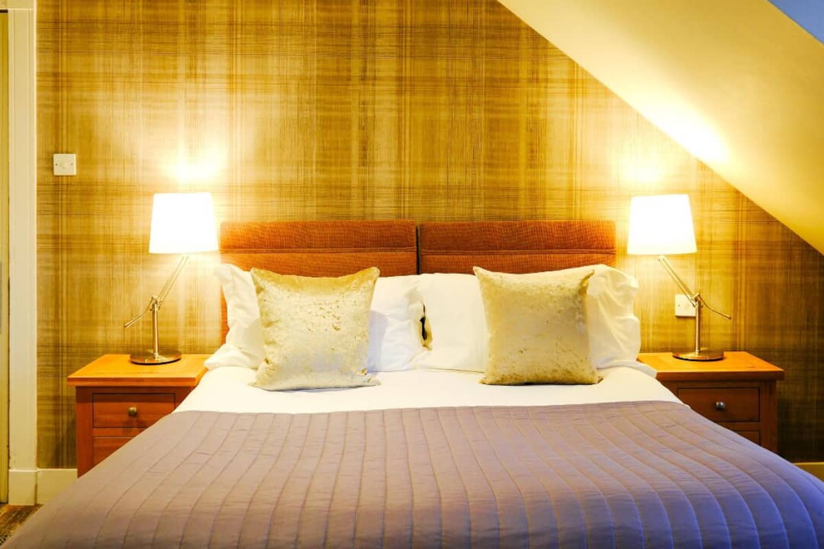 Eenvoudige loft, 1 tweepersoonsbed, niet-roken, uitzicht op stad | 1 slaapkamer, hypoallergeen beddengoed, een bureau, een laptopwerkplek