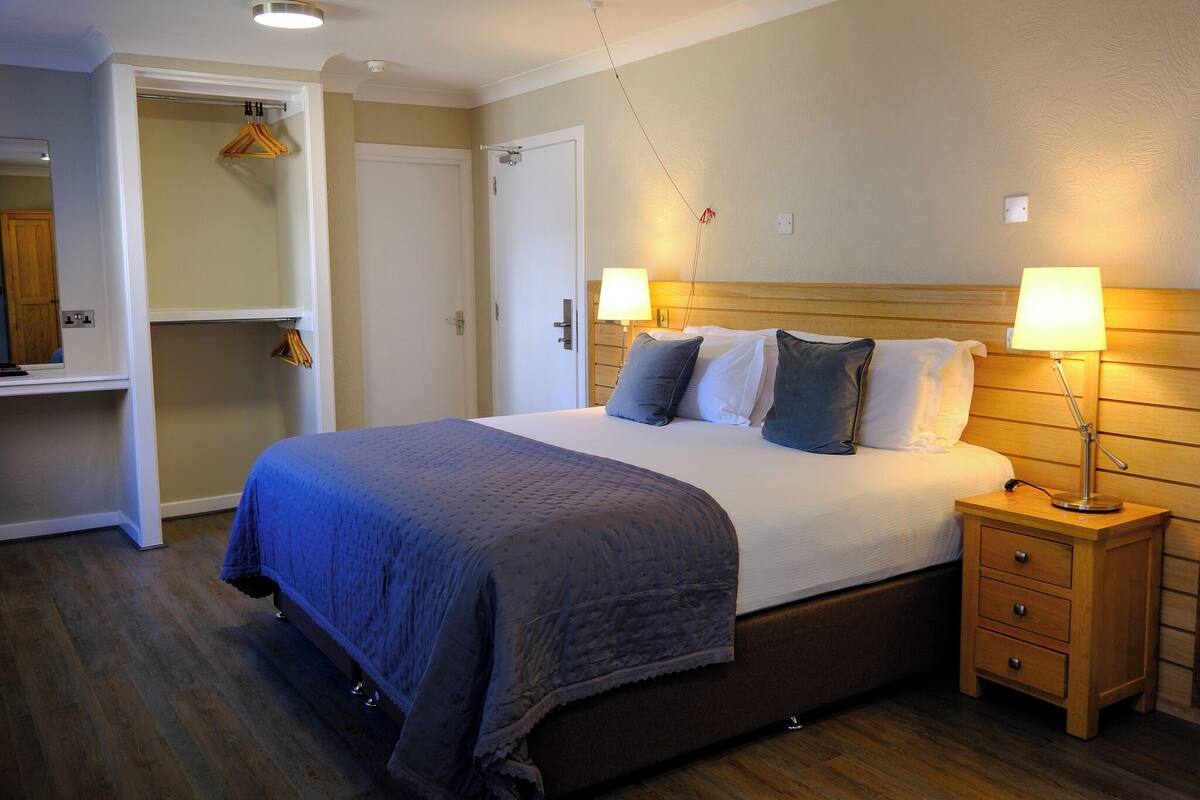 Klassieke kamer, 1 tweepersoonsbed, rolstoeltoegankelijke douche, op benedenverdieping | 1 slaapkamer, hypoallergeen beddengoed, een bureau, een laptopwerkplek