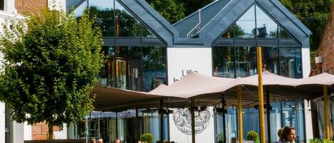 Un bâtiment moderne doté de grandes fenêtres et d’un toit triangulaire au design original.