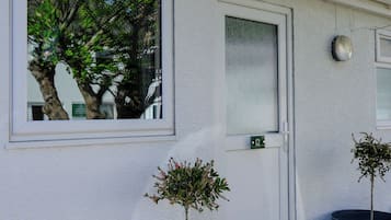 Estudio básico, 1 cama individual, para no fumadores, en edificio contiguo | Terraza o patio