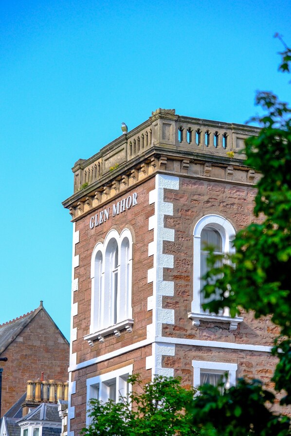 A historic building with the name "Glen MHOR" on its facade.