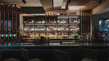 2 bars/lounges