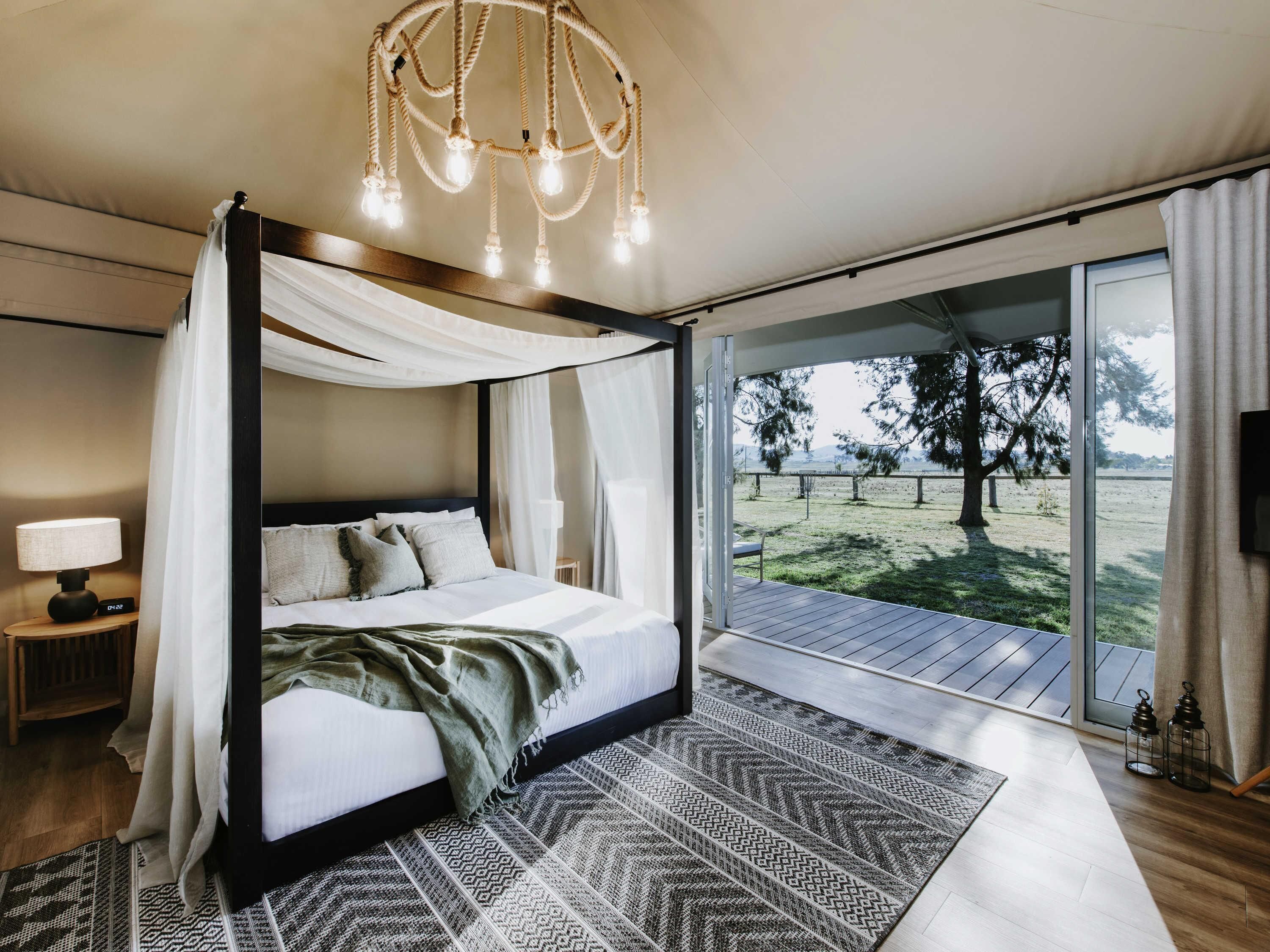 Mudgee Retreat | Premium bedding, memory-foam beds, minibar, blackout curtains