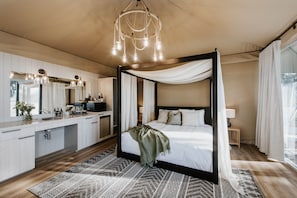 Premium bedding, memory-foam beds, minibar, blackout curtains - Parklands Resort Mudgee (Putta Bucca)