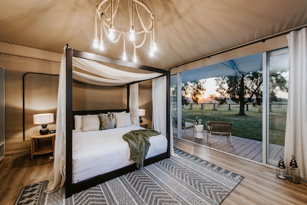 Tienda de campaña de lujo (Mudgee Retreat) | Ropa de cama de alta calidad, camas con efecto memoria y minibar