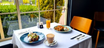 Desayuno buffet diario (AUD 30 por persona)