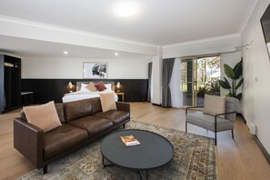 Studio Suite | Oppholdsområde | En 49-tommers Flatskjerm-TV med digitale kanaler samt TV