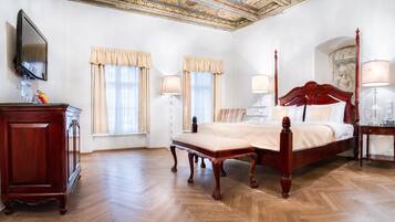 Dobbelt- eller tomannsrom – deluxe | Sengetøy av topp kvalitet, minibar og safe på rommet