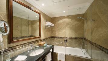 Artículos de tocador de diseñador, secador de pelo, pantuflas, toallas