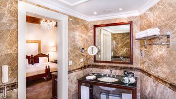 Artículos de tocador de diseñador, secador de pelo, pantuflas, toallas