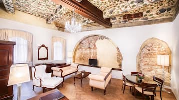 Executive Suite | Premium bedding, minibar, in-room safe, individually decorated