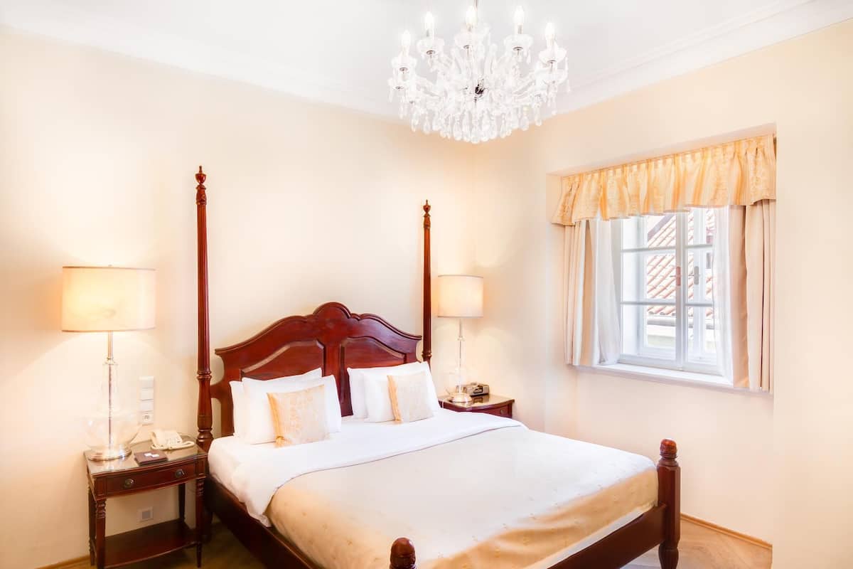 Standard-Doppel- oder -Zweibettzimmer | Hochwertige Bettwaren, Minibar, Zimmersafe, individuell dekoriert