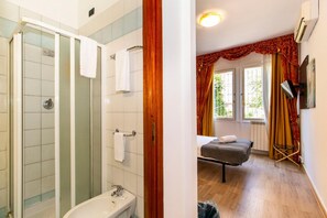 Shower, free toiletries, hair dryer, bidet - Cristallo Hotel (Turin)