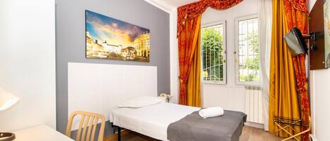 Schreibtisch, Verdunkelungsvorhänge, schallisolierte Zimmer