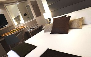Minibar, safe på rommet, skrivebord og barnesenger