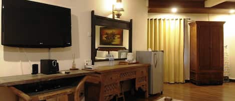 Minibar, in-room safe