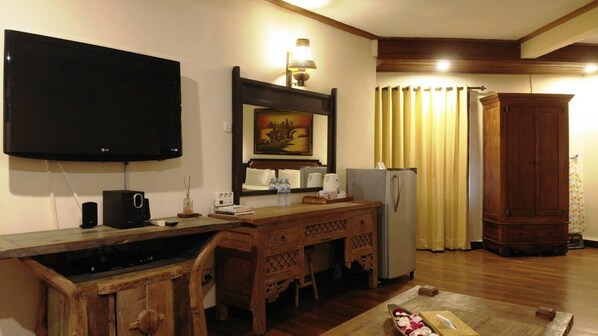 Minibar, in-room safe