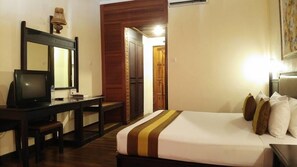 Minibar, in-room safe