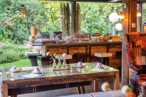 Tägliches Frühstücksbuffet (18 EUR pro Person)