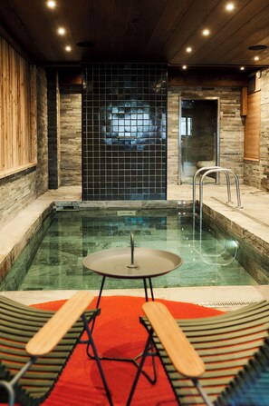 Indoor spa tub