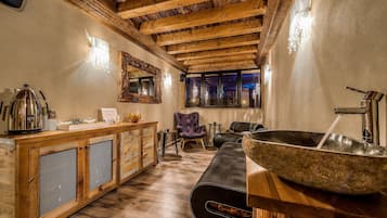 Couples treatment rooms, hot tub, steam room, Turkish bath