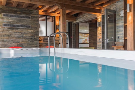 Salas de tratamiento para parejas, una bañera de hidromasaje, baño turco