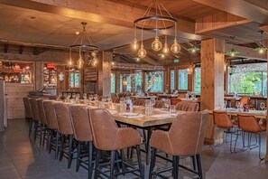 供应午餐和晚餐，法国菜