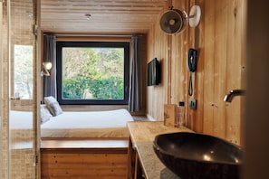 Hochwertige Bettwaren, Verdunkelungsvorhänge, schallisolierte Zimmer