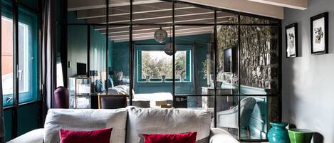 Executive Suite | 1 bedroom, premium bedding, minibar, in-room safe