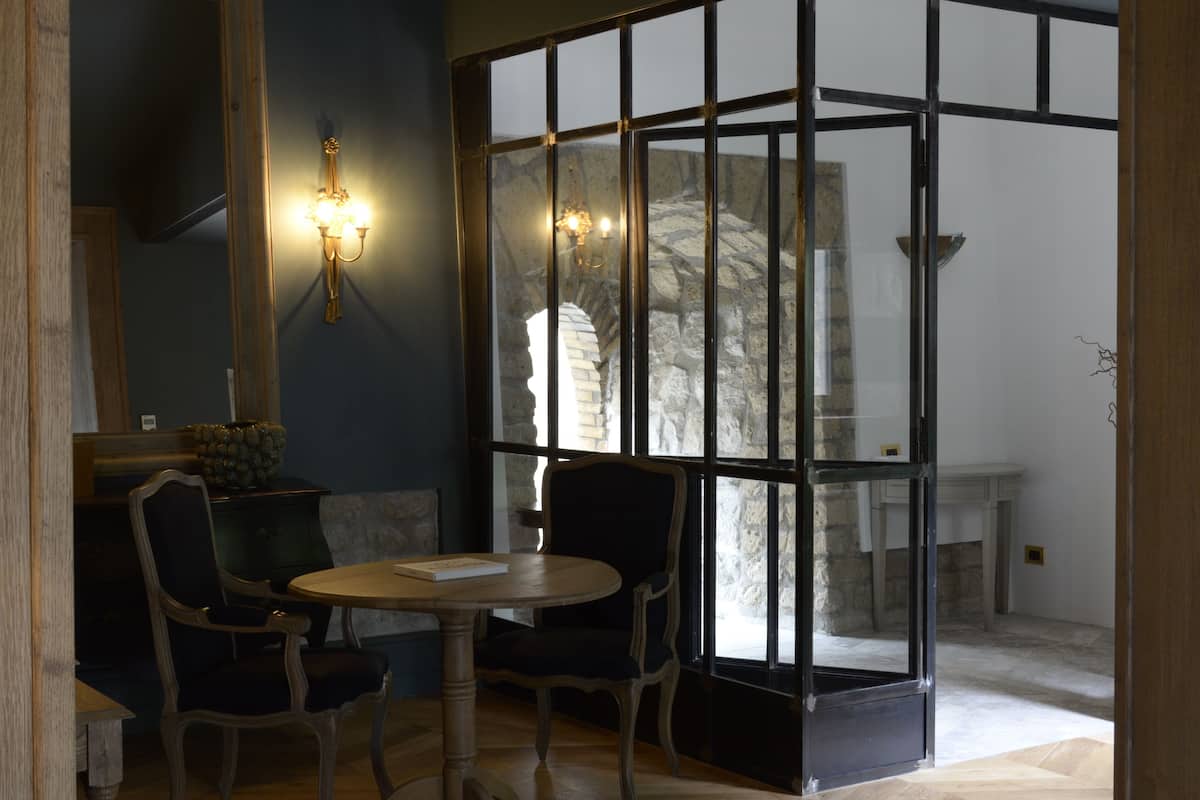 Executive Suite, Hot Tub | Living area