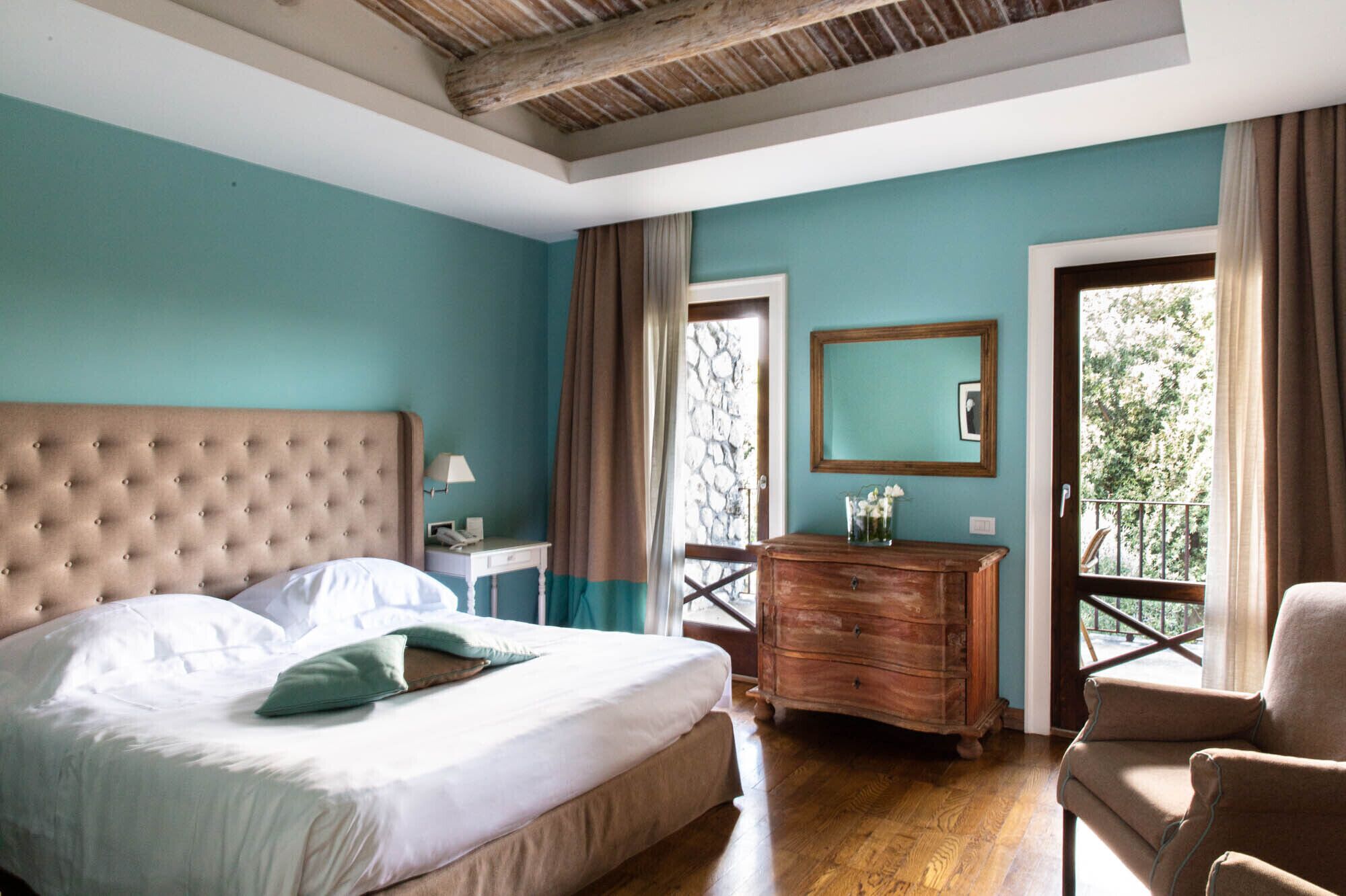 高档床上用品、迷你吧、客房内保险箱、办公桌