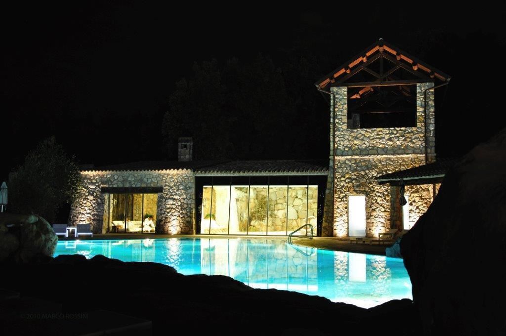 2 piscinas techadas, una piscina al aire libre de temporada, sombrillas