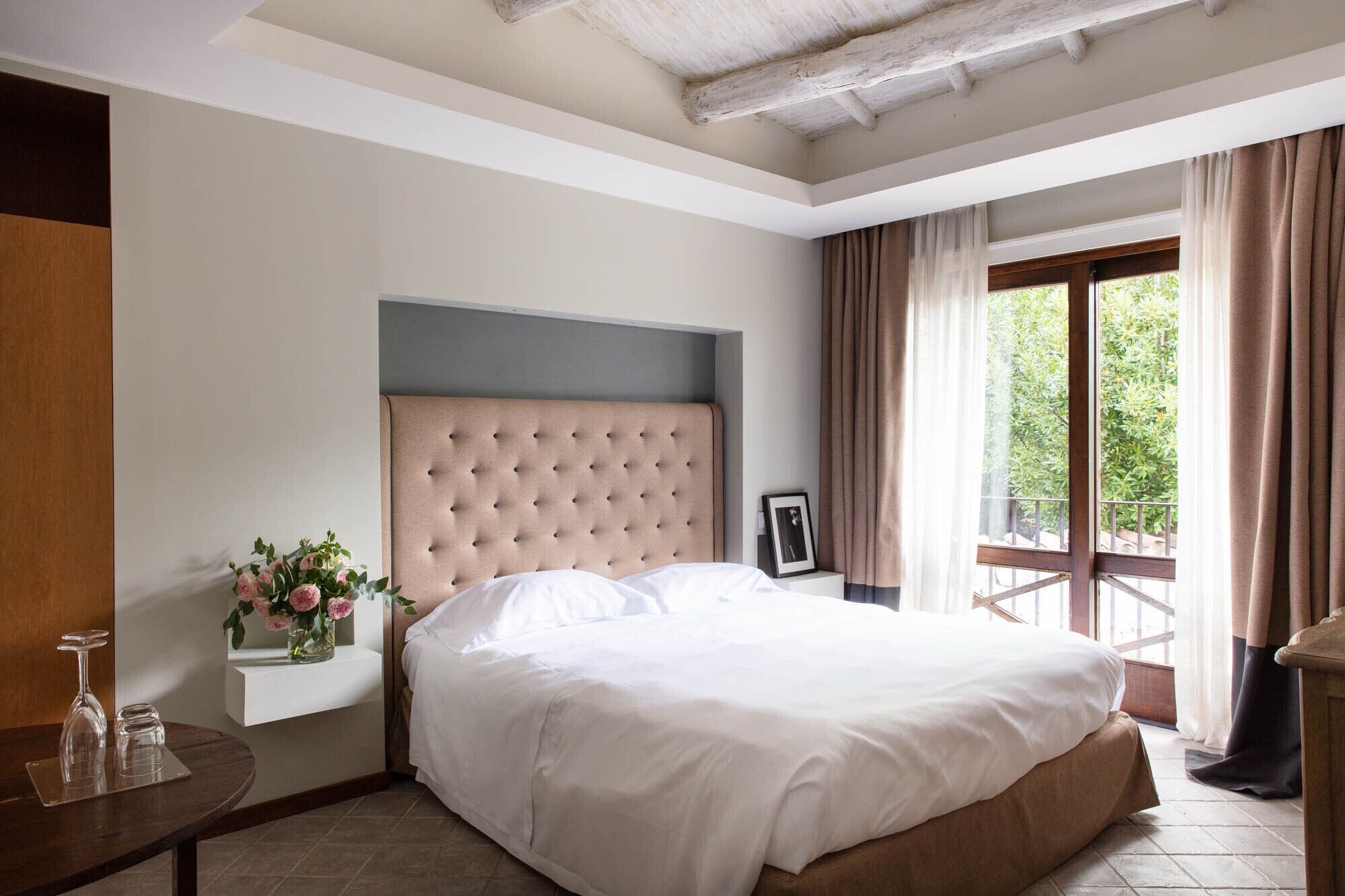 高级双人房或双床房 | 高档床上用品、迷你吧、客房内保险箱、办公桌