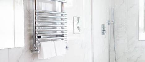 Un baño moderno con un lavamanos grande, inodoro y ducha.