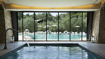 2 Innenpools, Außenpool (je nach Saison geöffnet), Sonnenschirme