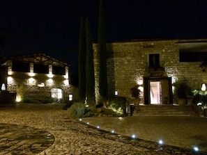Façana frontal de l'allotjament (vespre/nit)
