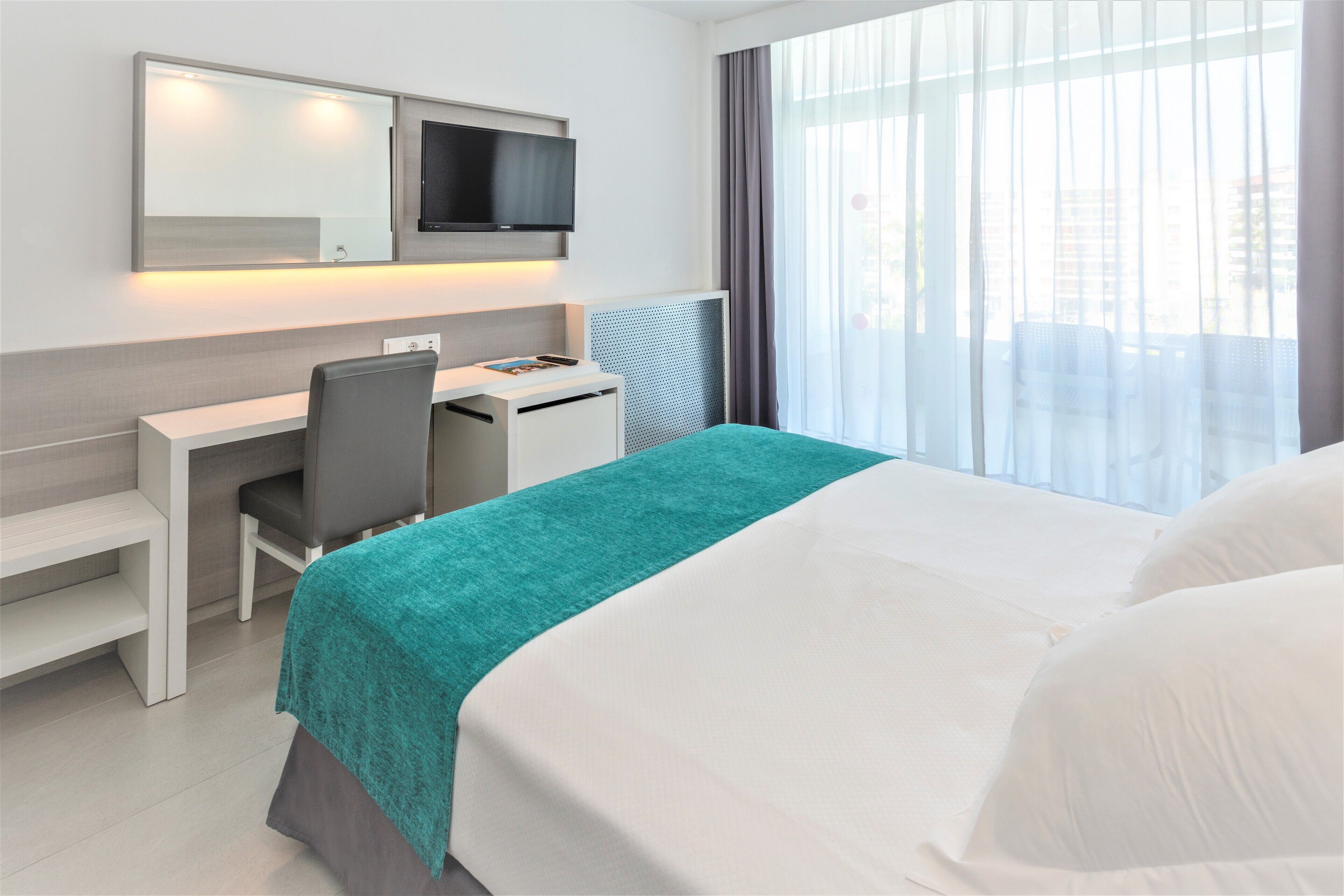 Caja fuerte, escritorio, cortinas opacas y sistema de insonorización