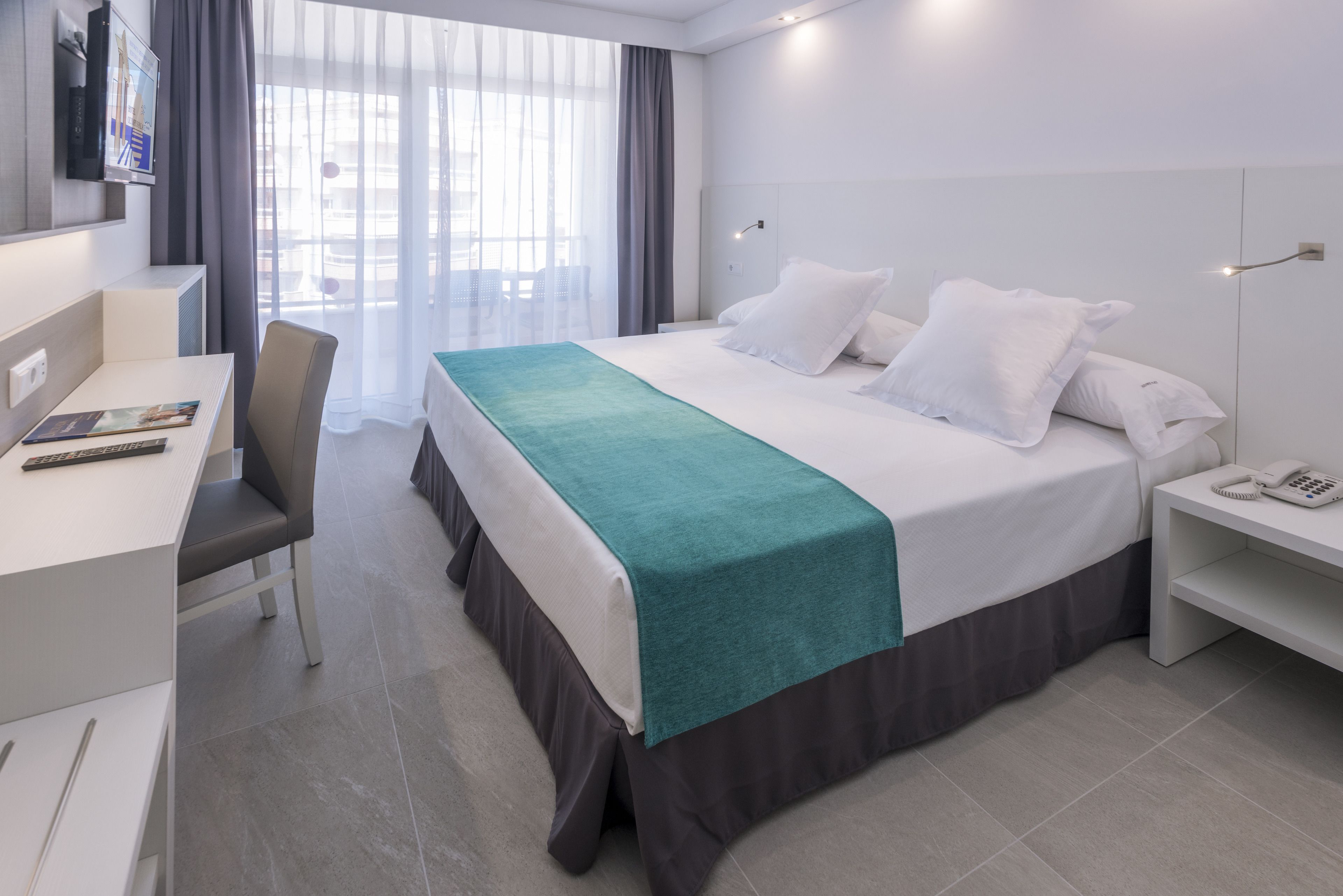 Caja fuerte, escritorio, cortinas opacas y sistema de insonorización