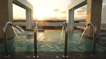 2 buitenzwembaden, parasols bij het zwembad en ligstoelen