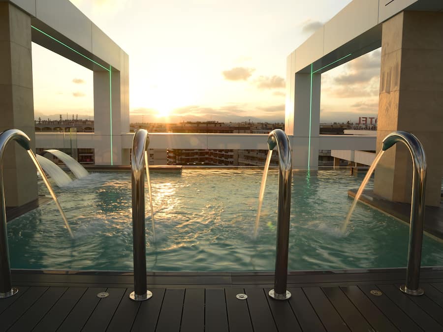 2 piscinas al aire libre, sombrillas, sillones reclinables de piscina