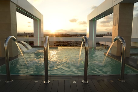 2 piscinas externas, guarda-sóis, espreguiçadeiras. Olympus Palace