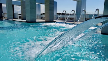 2 piscinas al aire libre, sombrillas, sillones reclinables de piscina