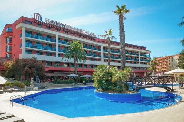 Inomhuspool, utomhuspool och solstolar