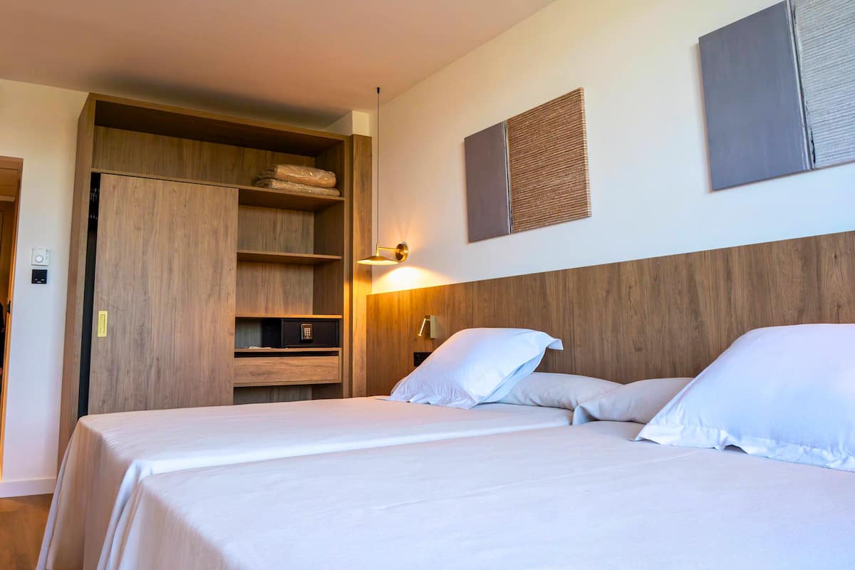 1 bedroom, minibar, in-room safe, blackout curtains