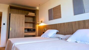 Minibar, värdeförvaringsskåp på rummet och mörkläggningsgardiner