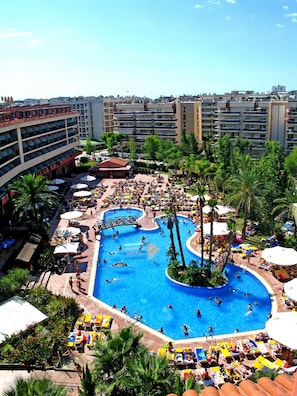 Piscine couverte, piscine extérieure, chaises longues