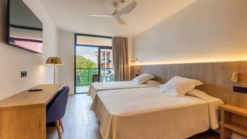 Minibar, värdeförvaringsskåp på rummet och mörkläggningsgardiner
